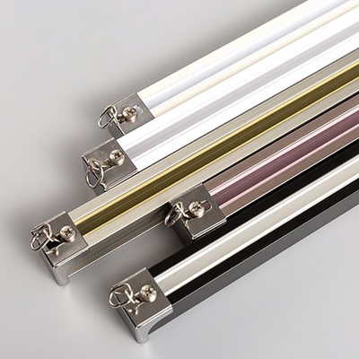 Basis gemotoriseerde gordijnsporen met 3,5 × 5 × 5,5 × 5 cm grootte en aluminium legeringsmateriaal