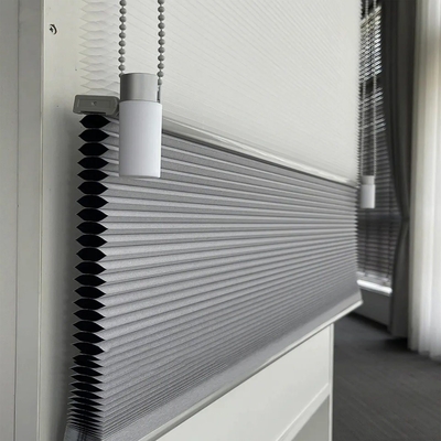 Elektrische witte honingraat schakeringen De perfecte oplossing voor de vensterbehandeling van moderne huizen