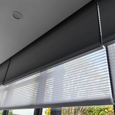 Elektrische witte honingraat schakeringen De perfecte oplossing voor de vensterbehandeling van moderne huizen