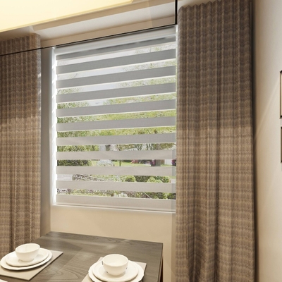 Inrichting met gemotoriseerde horizontale structuur Polyester zebra rolluiken voor eindvensters