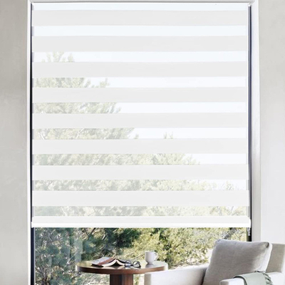 Inrichting met gemotoriseerde horizontale structuur Polyester zebra rolluiken voor eindvensters