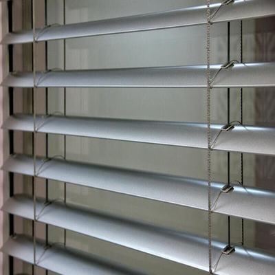 Handmatig open type geavanceerde aanpassing aluminium spoelen blinds voor een verfijnde look