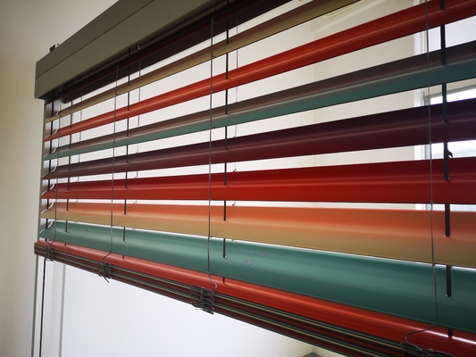 Handmatig open type geavanceerde aanpassing aluminium spoelen blinds voor een verfijnde look